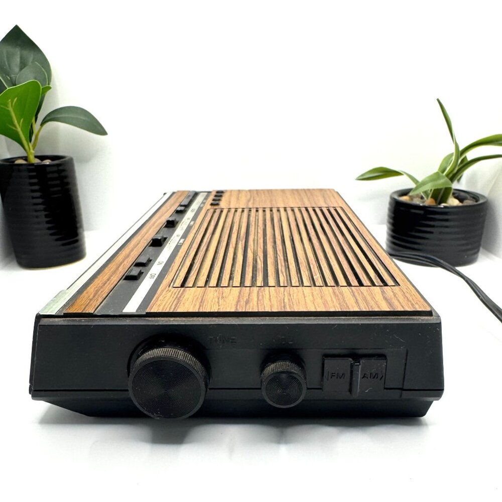 Vintage General Electric AM/FM Woodgrain Alarm Clock Radio 7-4624B - Picture 2 of 14